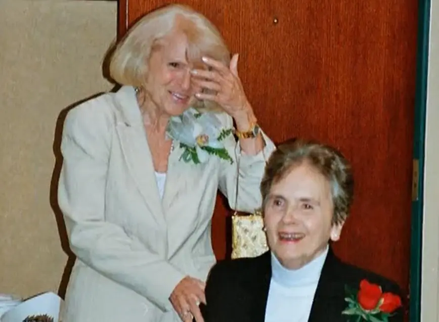 艾蒂与茜雅:漫长婚约 Edie & Thea: A Very Long Engagement