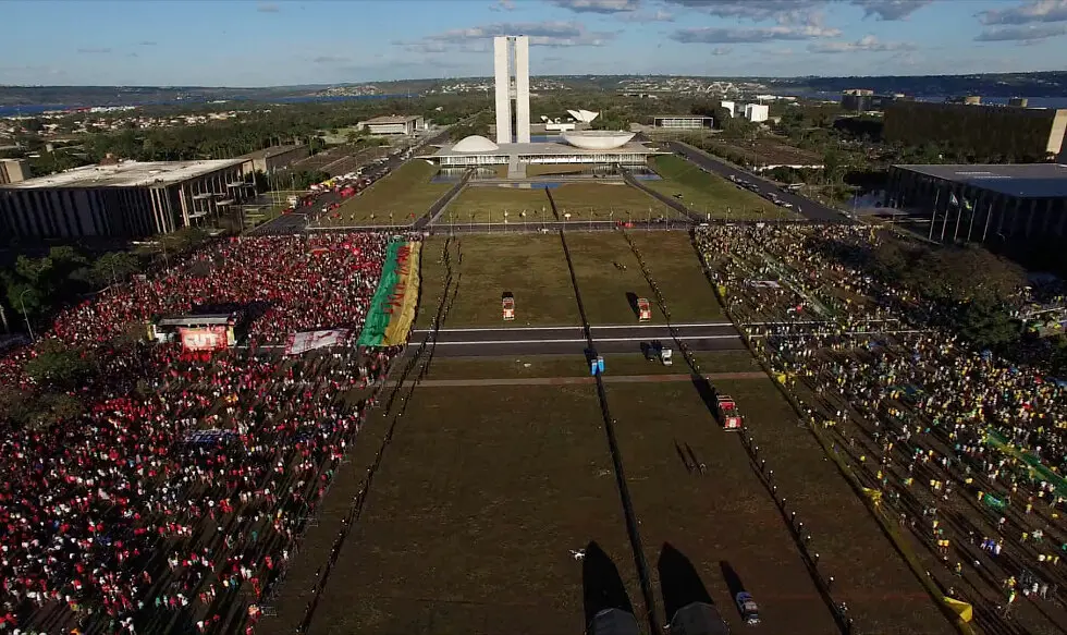 民主的边缘 Democracia em Vertigem
