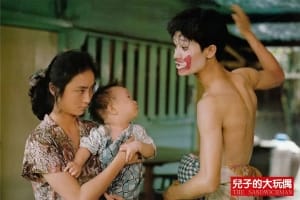 剧情电影《儿子的大玩偶》恐怖惊悚电影影视解说自媒体素材文案/片源下载插图 剧情电影《儿子的大玩偶》恐怖惊悚电影影视解说自媒体素材文案/片源下载