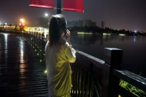 失恋女孩晚上在桥上打电话视频素材