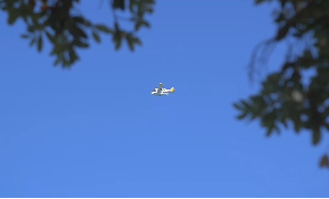 大海上空飞过的飞机视频素材