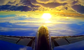 超美的云彩中飞机飞行到拨开云的蓝天下视频素材