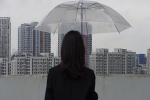 打伞的女孩在楼顶思考问题短视频素材