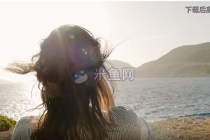 穿条纹连衣裙女子海边拍景短视频素材