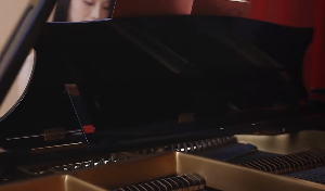 长发美女钢琴演奏镜头视频素材