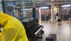 商场黄衣男子激情钢琴乐器演奏视频素材