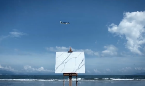 轻柔缥缈的云朵中飞行的飞机视频素材