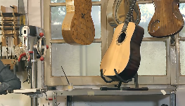 国外男子制作吉他室内环境乐器视频素材