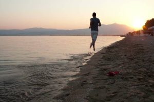 夕阳下湖边跑步的男人励志视频素材