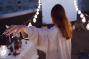 伤感的女孩一个人在吊桥上行走