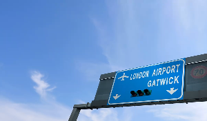 蓝蓝的天飞机行驶的视频素材