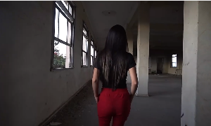 长发高挑美女回头人物视频素材