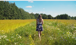 长发美女行走在话草丛里人物背景视频素材