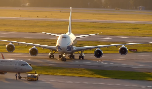 飞机机场地面行驶视频素材
