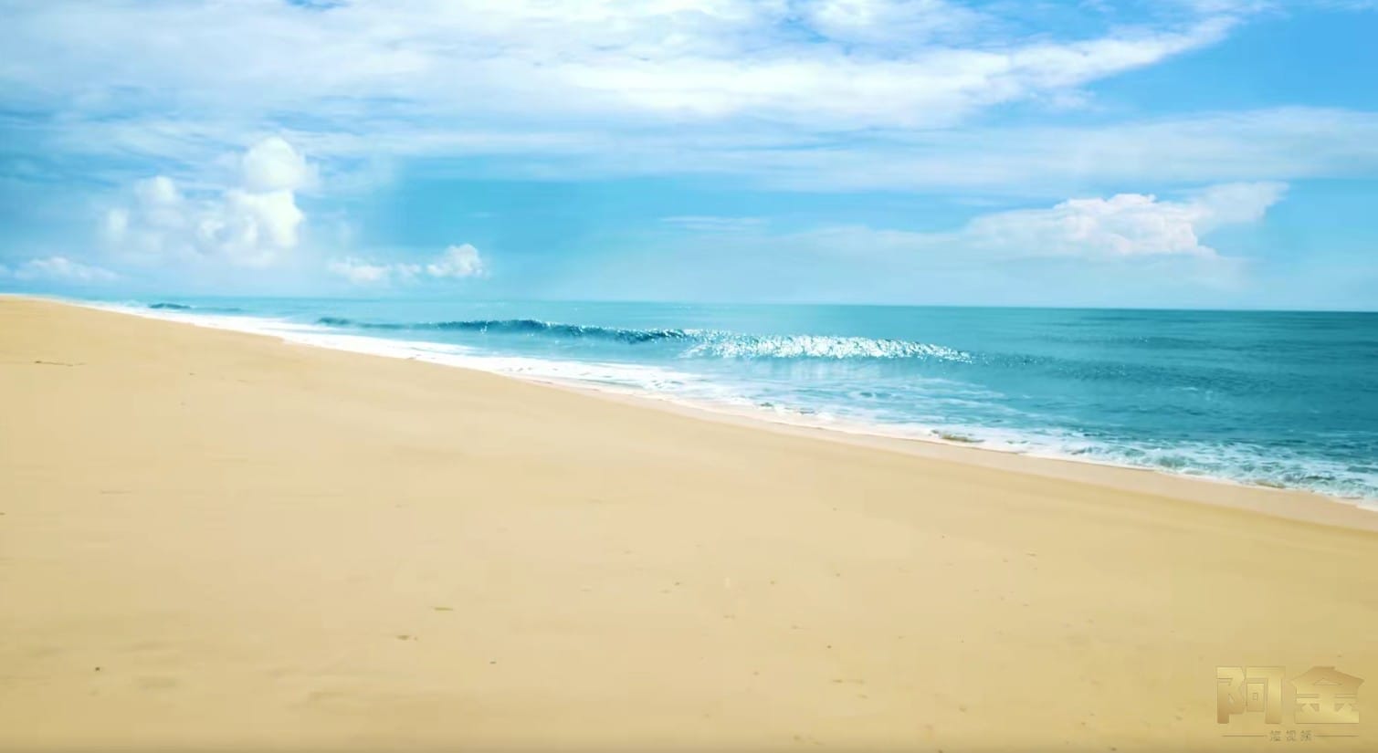 海边沙滩大海4K海浪花海洋海面黄昏海滩海水横屏风景高清视频素材