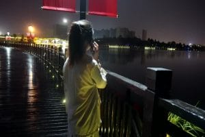 失恋女孩晚上在桥上打电话视频素材