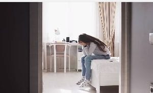 坐床边女子伤心镜头短视频素材