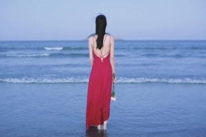 穿着红色连衣裙女人在海边背影的短视频素材