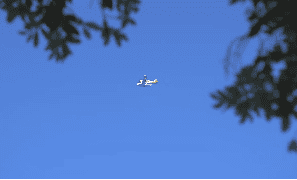 大海上空飞过的飞机视频素材