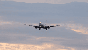 天空中飞行的一架飞机超美视频素材