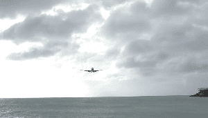 大海上面飞行的飞机视频素材