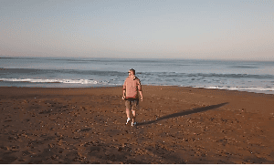 男子走向海边背影素材视频