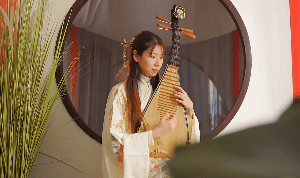 古风女子弹奏琵琶乐器镜头视频素材