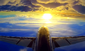 超美的云彩中飞机飞行到拨开云的蓝天下视频素材