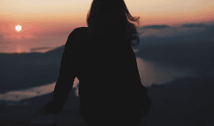 夕阳下女子看山川风景短视频素材