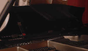 长发美女钢琴演奏镜头视频素材