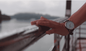 美女抚摸雨后栏杆情感视频素材