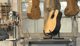 国外男子制作吉他室内环境乐器视频素材