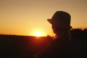 日落下伤感的女孩视频素材