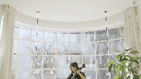 女子穿蕾丝连衣裙拉大提琴乐器演奏视频素材