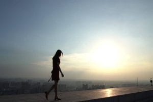 在天台上行走的伤感女人短视频素材