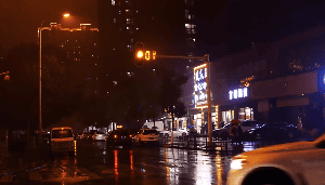 雨后街道行人下雨视频素材