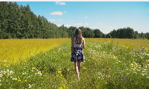 长发美女行走在话草丛里人物背景视频素材