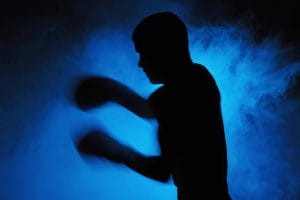 深夜练拳击的特写镜头素材