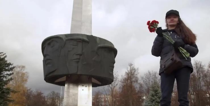拆除过去:推倒苏联塑像 Demolishing the Past:Toppling Soviet Statues