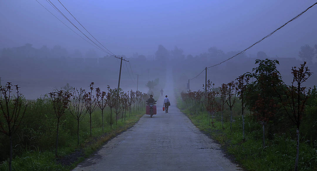 摇摇晃晃的人间