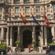 这个酒店太英国 A Very British Hotel