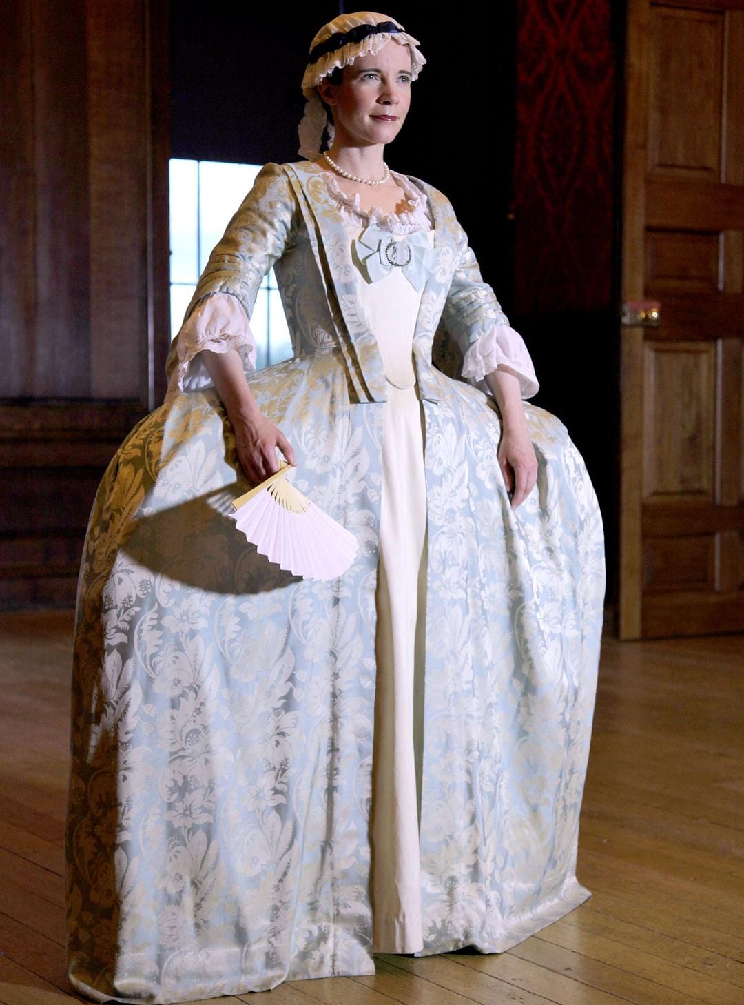 露西·沃斯利之皇家衣橱的故事 Tales from the Royal Wardrobe