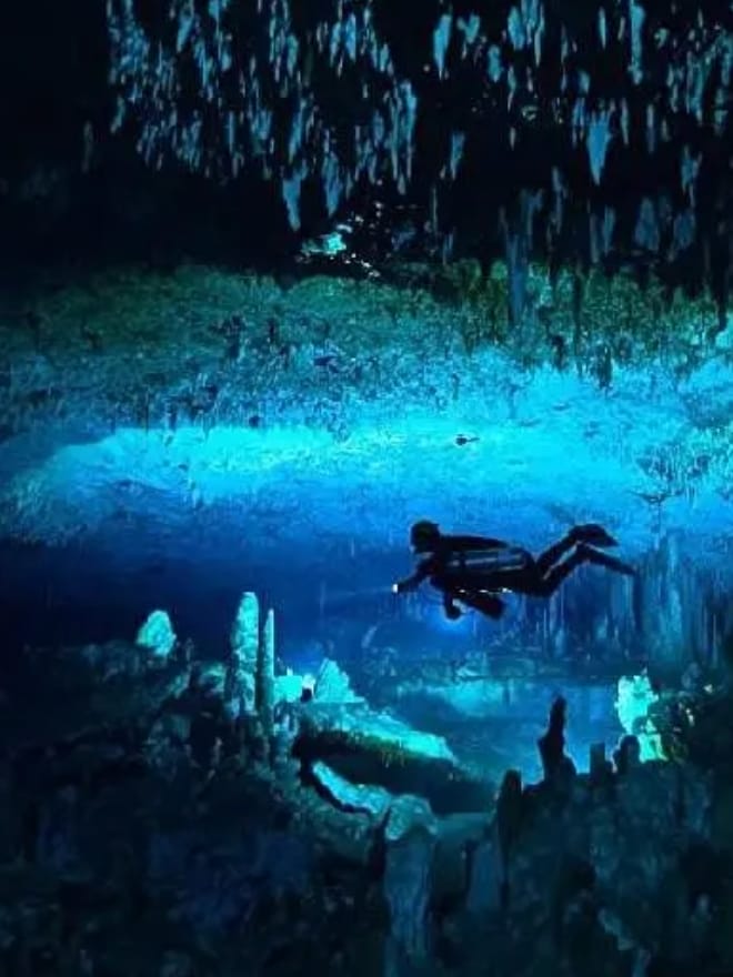 蓝色巴哈马：蓝洞与洞穴 Bahama Blue:Blue Holes And Caves